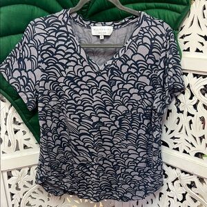 Allison Izu grey/navy wave geometric print shirt. Size S.